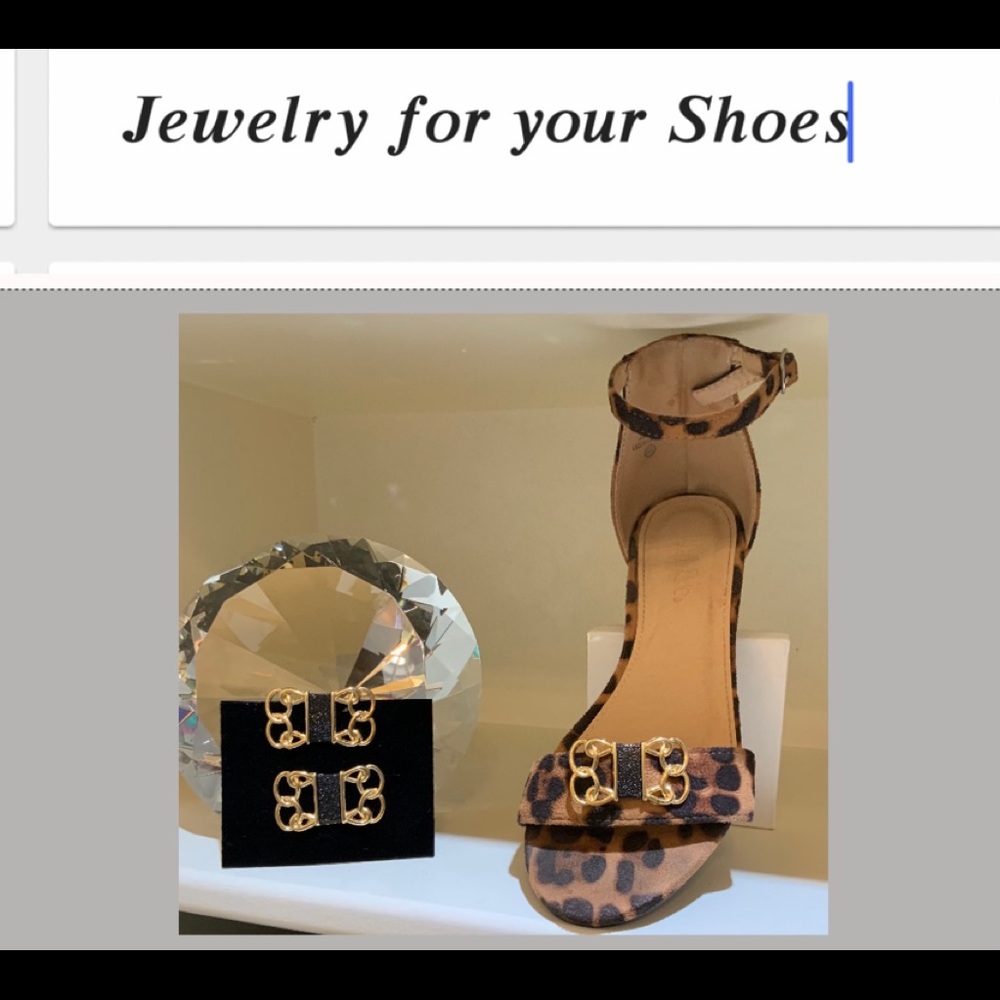 Shoe Jewelry Clips Gold w/Black center GRB1